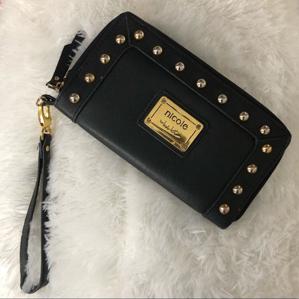 Black and gold wristlet